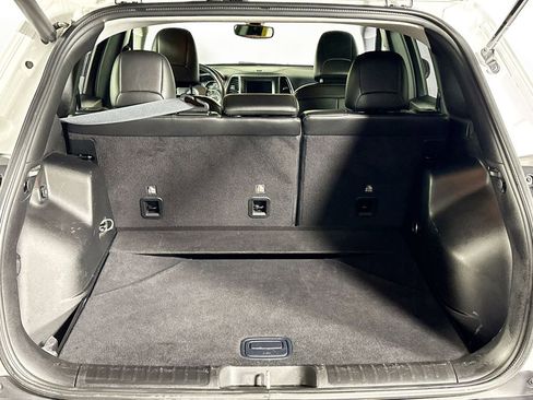 Used 2019 Jeep Cherokee Latitude Plus w/ Comfort/Convenience Group image 20