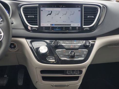 Used 2024 Chrysler Pacifica Touring-L image 28