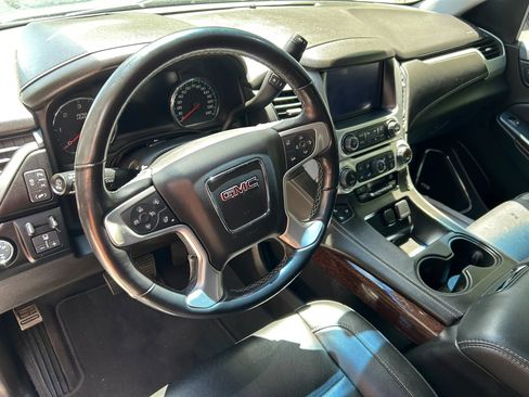 Used 2019 GMC Yukon XL SLT w/ Graphite Performance Edition AWD/4WD image 3