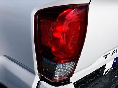 Used 2017 Toyota Tacoma TRD Sport image 19