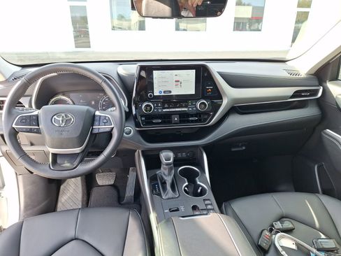 Used 2025 Toyota Highlander XLE image 21