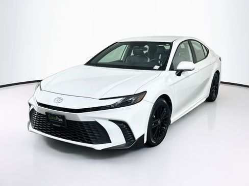 Used 2025 Toyota Camry SE FWD image 3
