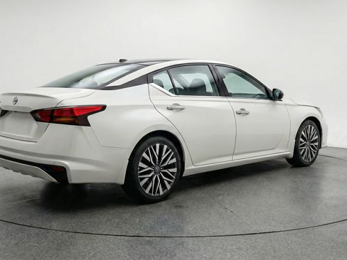 Used 2025 Nissan Altima 2.5 SV FWD image 9