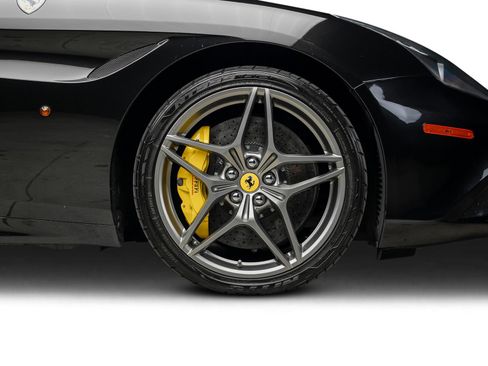 Used 2015 Ferrari California T RWD image 30