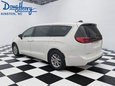 Used 2024 Chrysler Pacifica Touring-L image 3