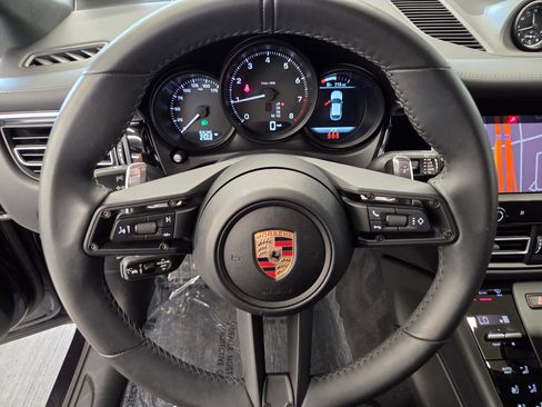 Certified 2025 Porsche Macan AWD/4WD image 17