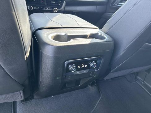 Used 2025 Chevrolet Suburban Z71 image 20