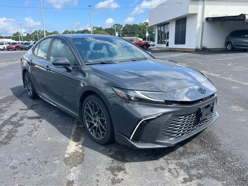 Used 2025 Toyota Camry XSE FWD image 3