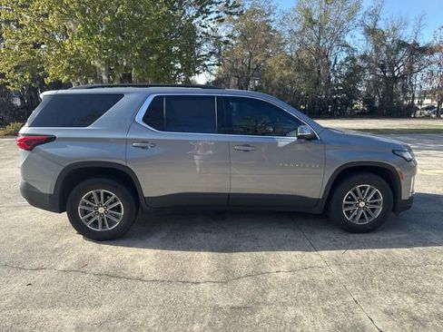 Used 2023 Chevrolet Traverse LT image 1