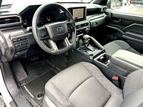 Certified 2025 Toyota Tacoma SR5 w/ SR5 Upgrade Package AWD/4WD image 7
