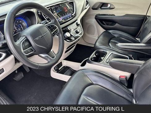 Used 2023 Chrysler Pacifica Touring-L FWD image 14