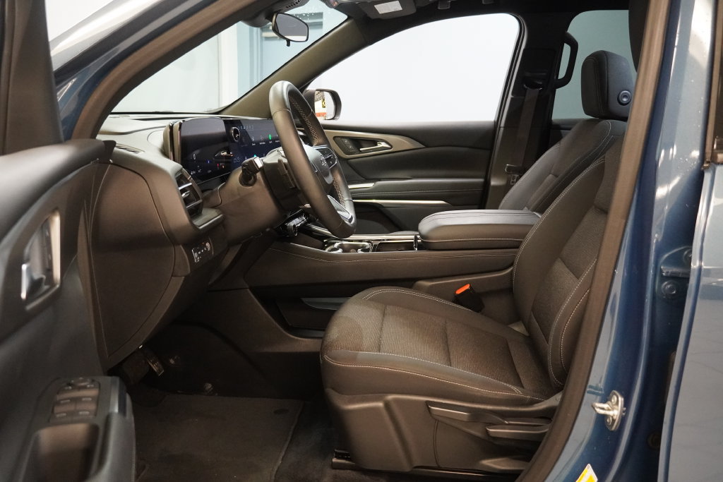 Used 2024 Chevrolet Traverse LS w/ Midnight/Sport Edition AWD/4WD image 4