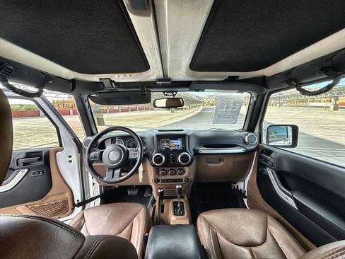 Used 2016 Jeep Wrangler Unlimited Rubicon w/ Connectivity Group image 9