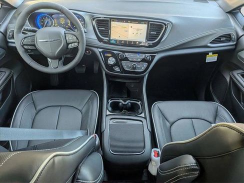 New 2026 Chrysler Pacifica Limited image 15