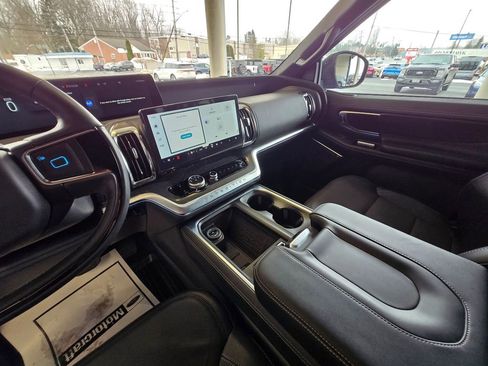 Used 2025 Ford Expedition Platinum w/ Stealth Performance Package image 18