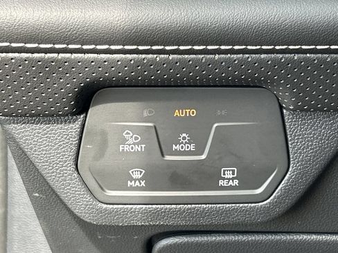 Used 2024 Volkswagen Atlas Cross Sport SE FWD image 17