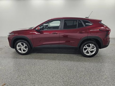 Used 2024 Chevrolet Trax LS w/ LS Convenience Package FWD image 9