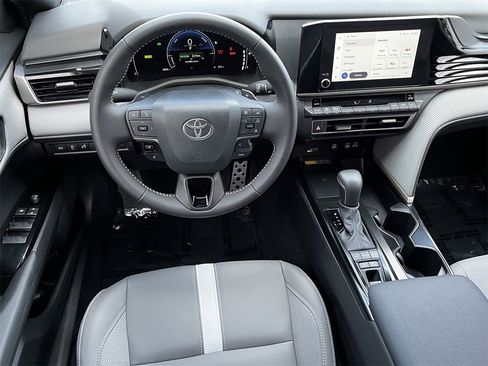 Used 2025 Toyota Camry Hybrid image 10