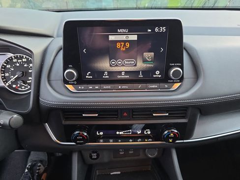 Used 2025 Nissan Rogue SV FWD image 8