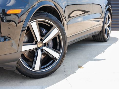 Certified 2025 Porsche Cayenne image 12