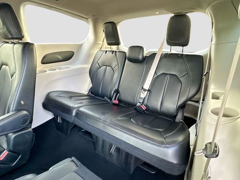 Used 2023 Chrysler Pacifica Touring-L FWD image 28