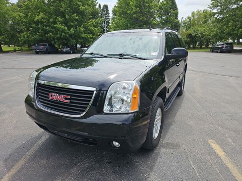 Used 2014 GMC Yukon SLT w/ SLT-2 Equipment Package AWD/4WD image 2