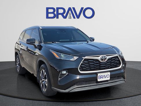 Used 2022 Toyota Highlander XLE AWD/4WD image 6