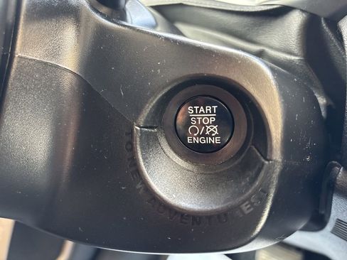 Used 2017 Jeep Renegade Latitude w/ Cold Weather Group image 32