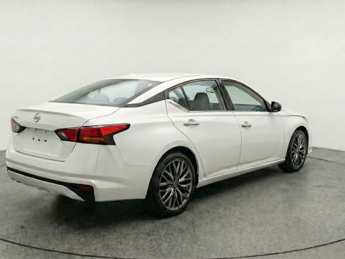 Used 2025 Nissan Altima 2.5 SV FWD image 9