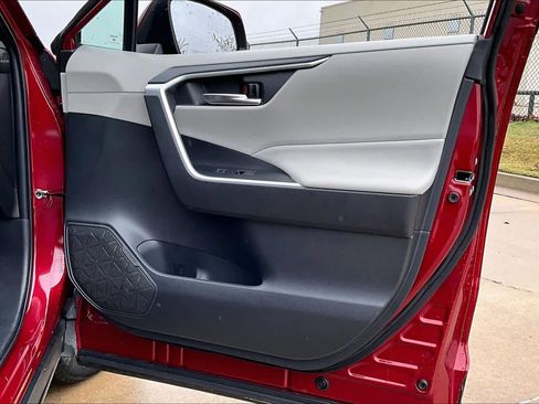 Used 2022 Toyota RAV4 XLE image 24