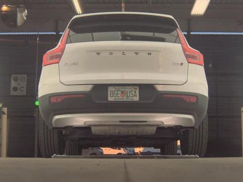 Used 2025 Volvo XC40 B5 Plus image 5