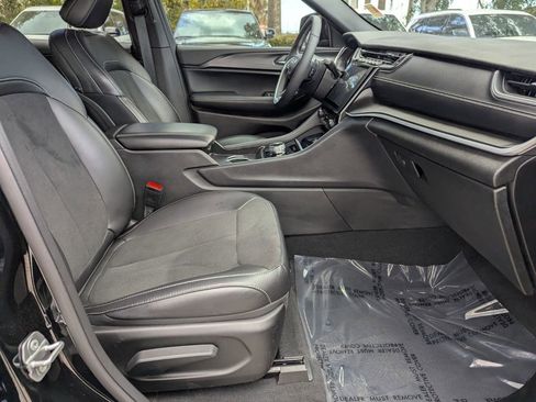 Used 2025 Jeep Grand Cherokee L Laredo image 10