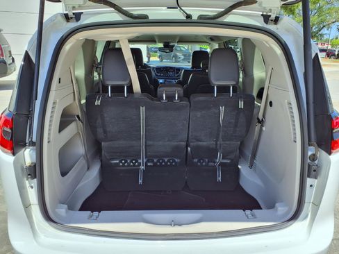 Used 2023 Chrysler Pacifica Touring-L image 14