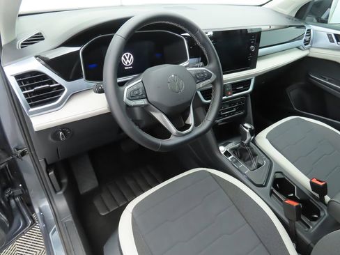 Used 2025 Volkswagen Taos SE w/ Panoramic Sunroof Package FWD image 9