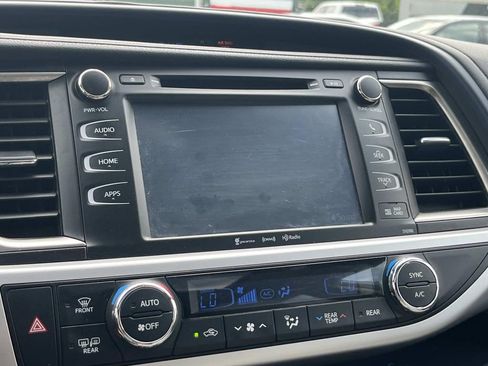 Used 2019 Toyota Highlander XLE AWD/4WD image 32