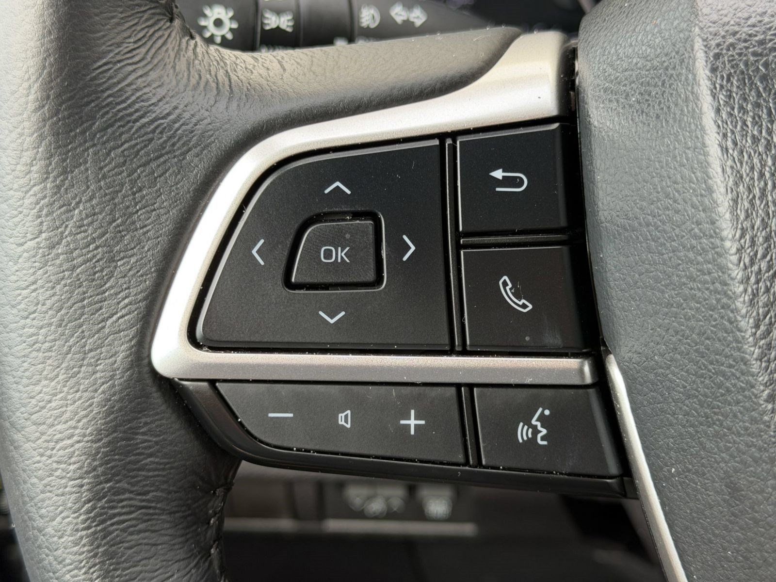 Used 2025 Toyota Sienna XLE FWD image 17