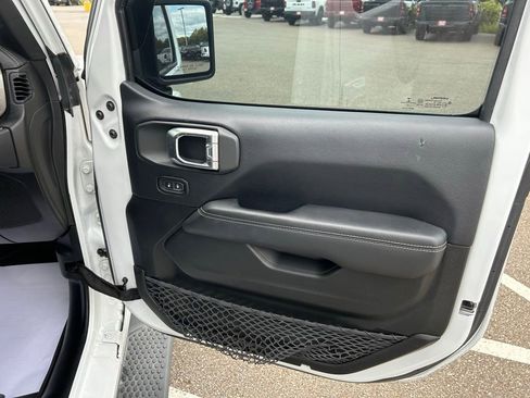 Used 2019 Jeep Wrangler Unlimited Sahara AWD/4WD image 13
