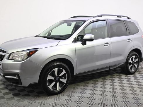 Used 2017 Subaru Forester 2.5i Premium w/ Popular Package #2A AWD/4WD image 2