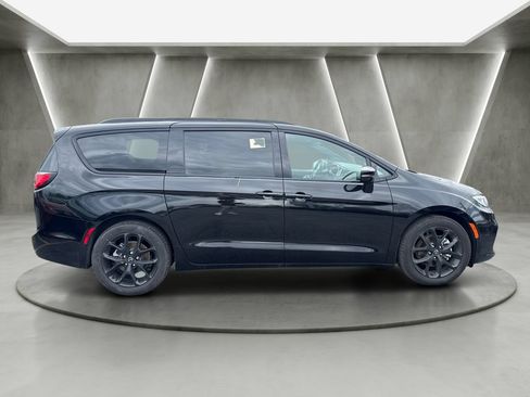 Used 2026 Chrysler Pacifica Limited w/ S Appearance Package FWD image 8