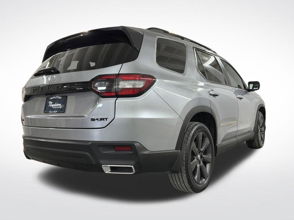 Used 2025 Honda Pilot Sport image 2