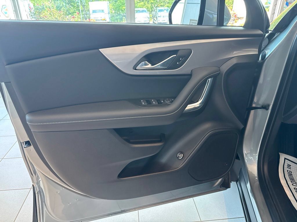 New 2025 Chevrolet Blazer LT w/ Convenience Package AWD/4WD image 9