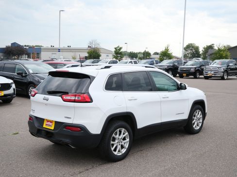 Used 2017 Jeep Cherokee Latitude w/ Cold Weather Group AWD/4WD image 7