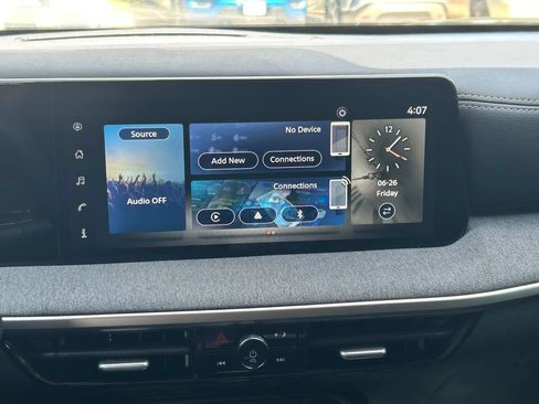 Used 2025 Nissan Kicks SV w/ Charging Package FWD image 18