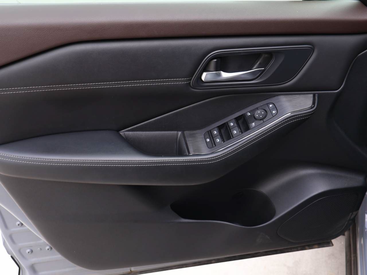 Used 2023 Nissan Rogue SV w/ SV Premium B Package FWD image 7