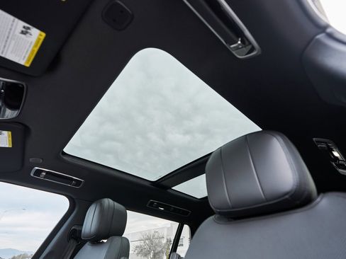 Used 2023 Land Rover Range Rover Long Wheelbase SE image 49