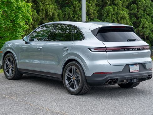 Certified 2024 Porsche Cayenne AWD/4WD image 3