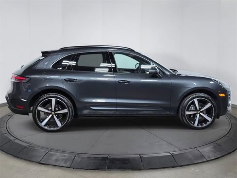 Used 2025 Porsche Macan image 8