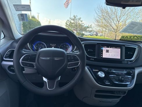 Used 2023 Chrysler Voyager LX image 25