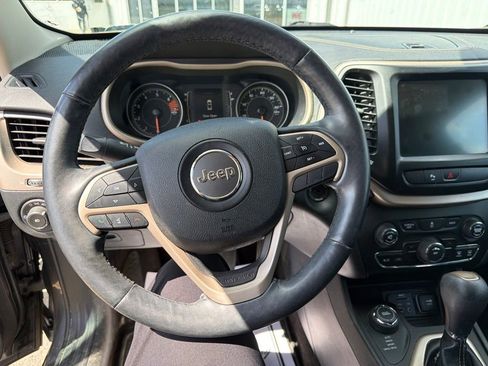 Used 2018 Jeep Cherokee Latitude AWD/4WD image 14