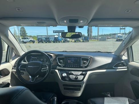 Used 2018 Chrysler Pacifica Touring-L Plus FWD image 24